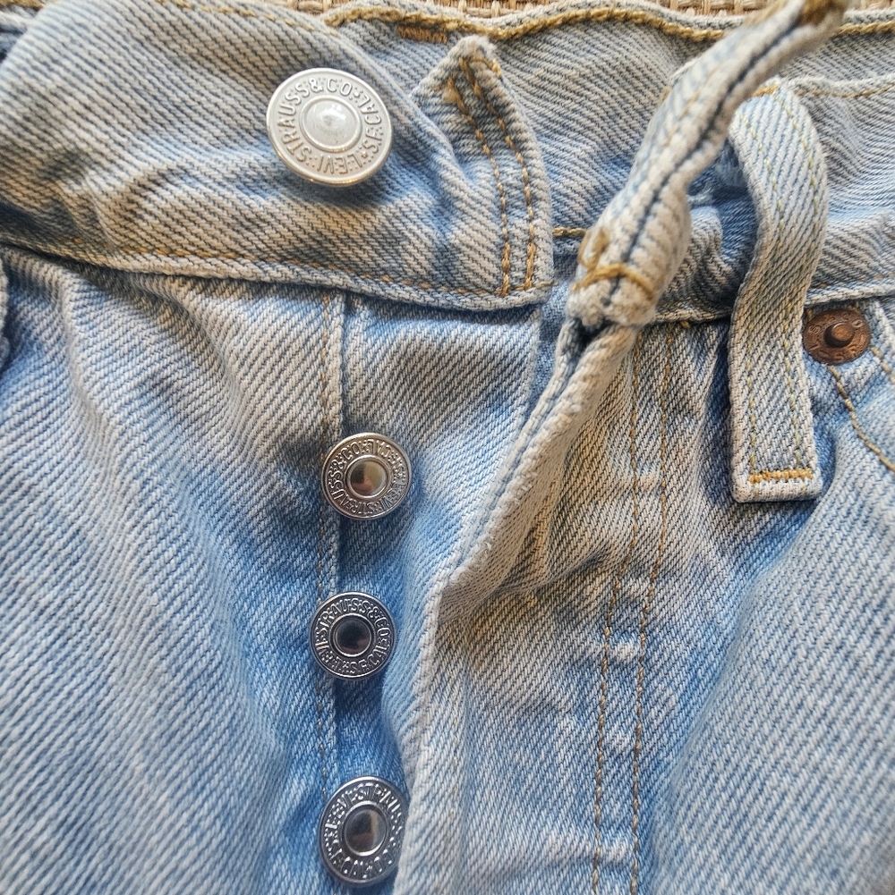Levi’s 501 Original Light Wash Button Fly Denim Shorts (W25) - Picture 3 of 9